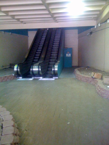 closed escalators at Aqueduct