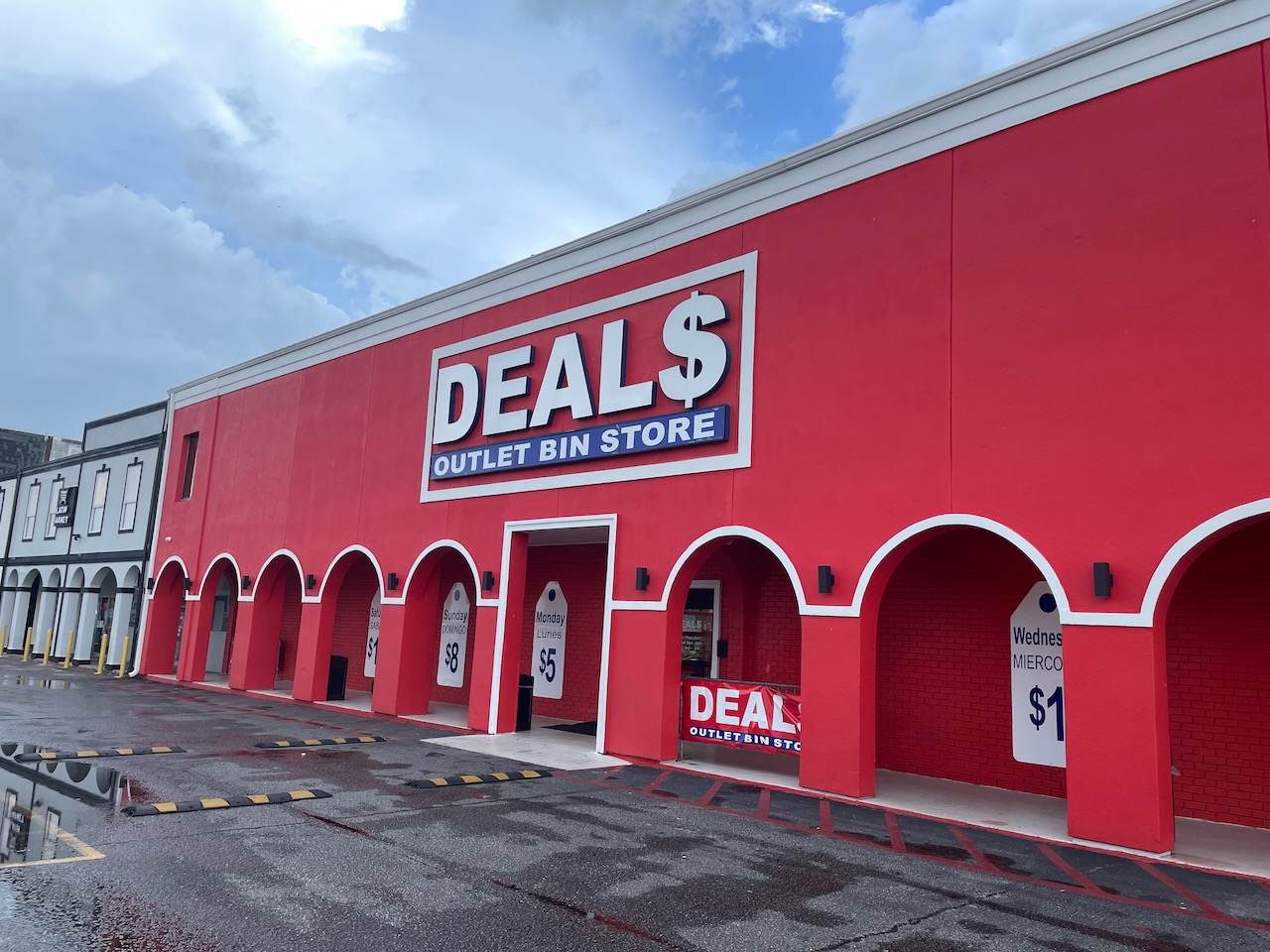 Exterior of Deals in Chalmette