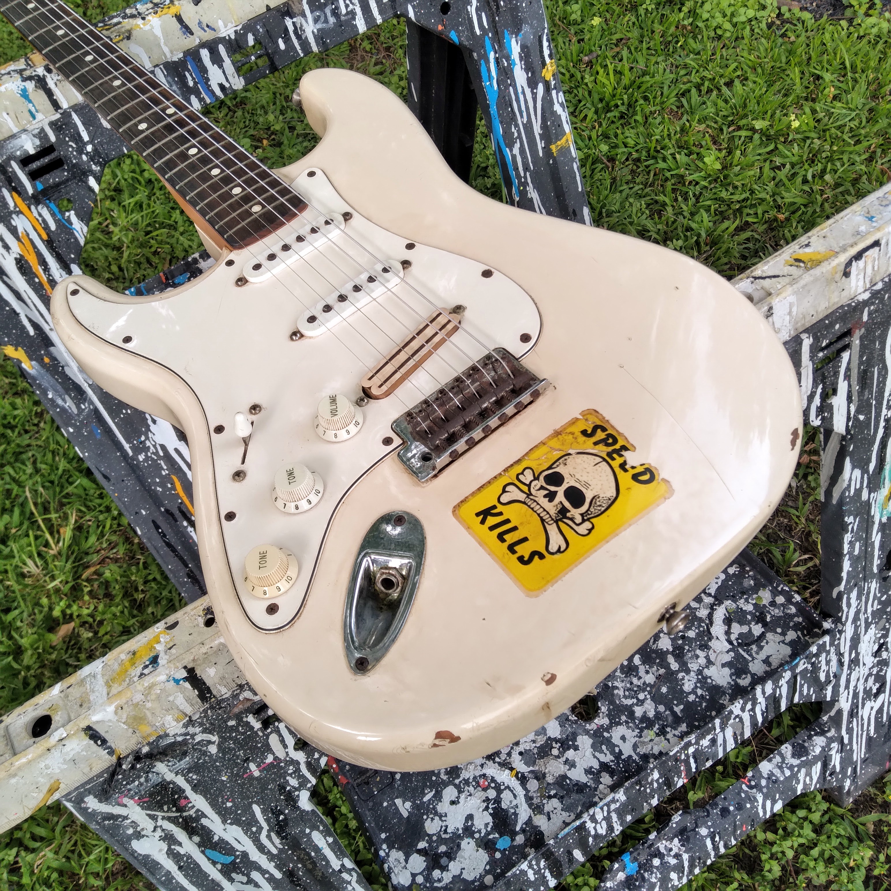 A clean Fender Stratocaster.